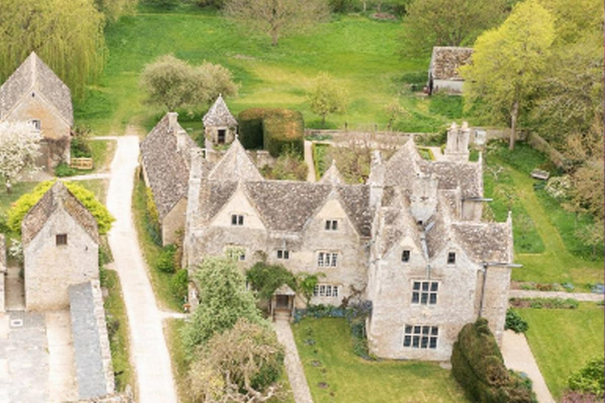 <h2>Kelmscott Manor</h2>